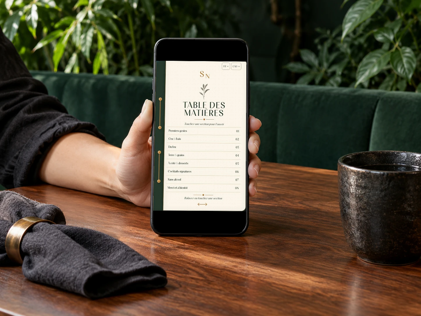 Sommaire du menu Sauge Noire ouvert sur téléphone dans un décor végétal