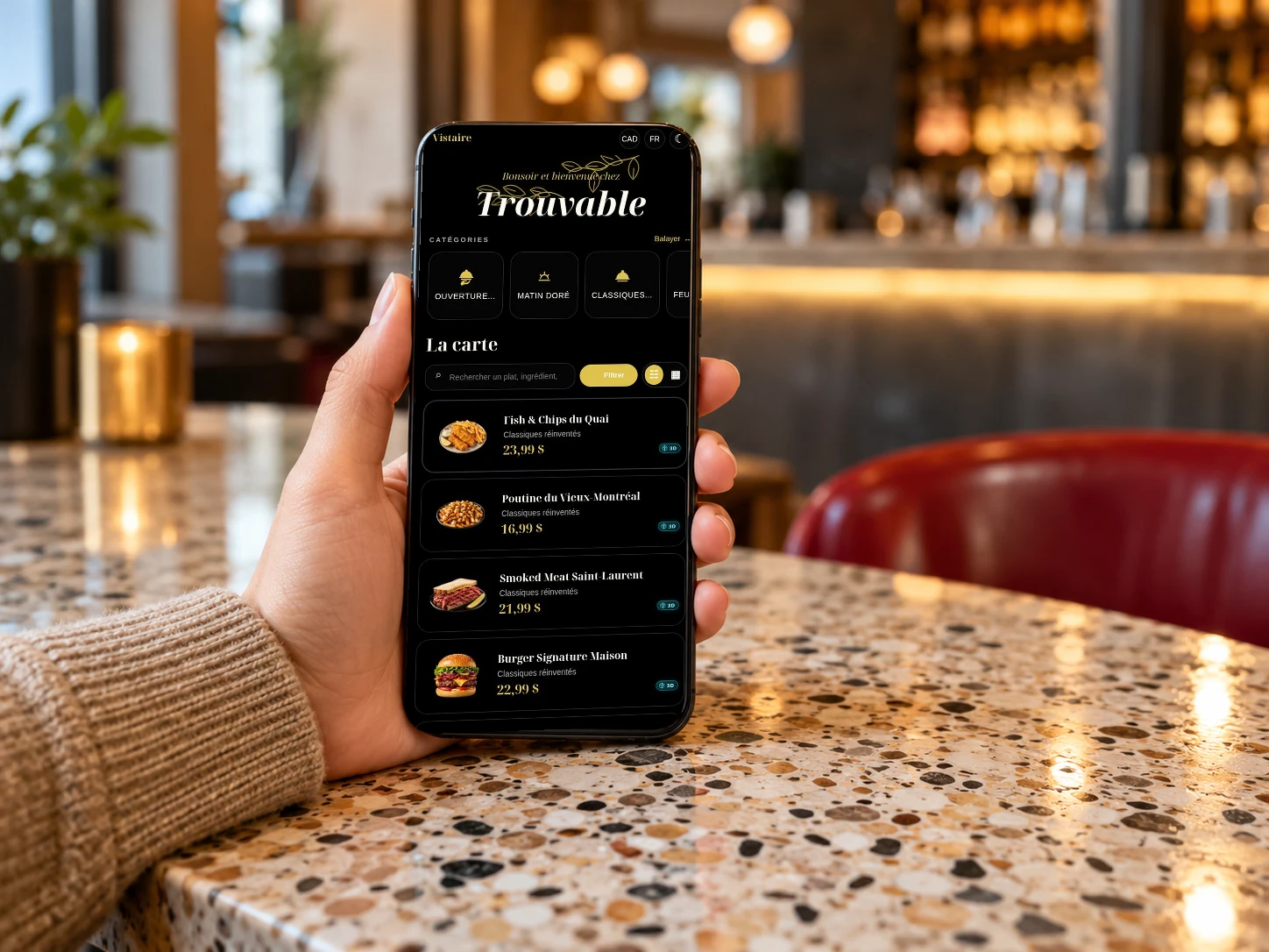 Catégories et plats du menu Trouvable affichés sur un téléphone à table