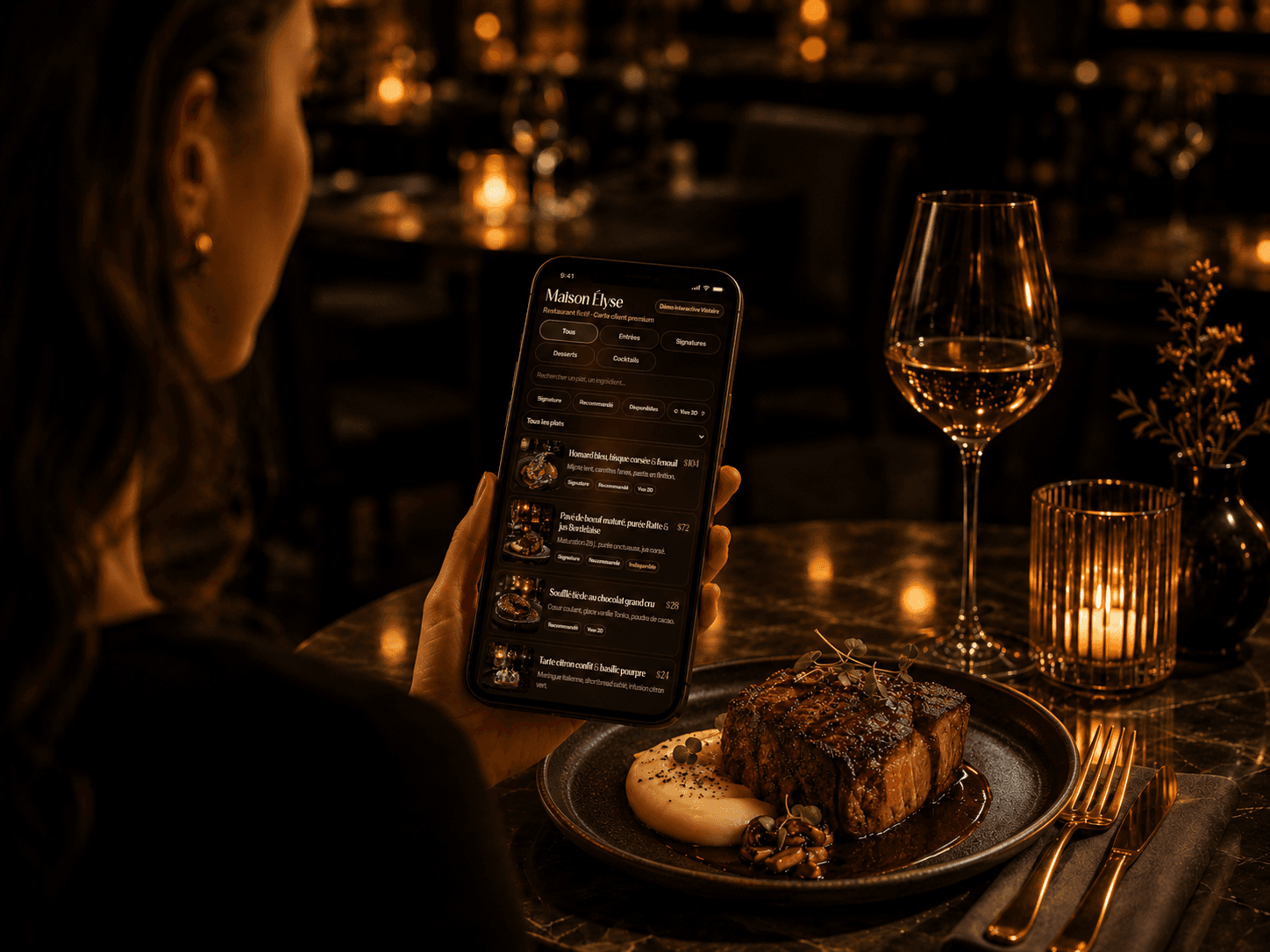 Client consultant un menu digital à table sans application