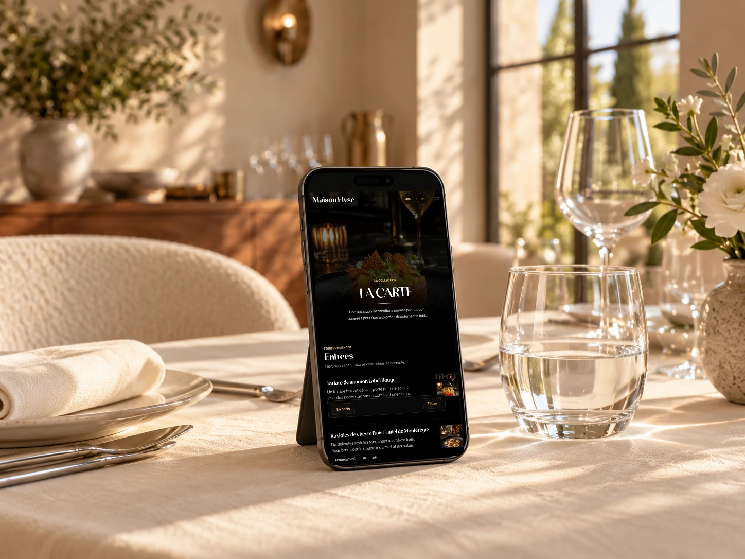 Menu Maison Élyse ouvert sur un téléphone à une table gastronomique baignée de lumière