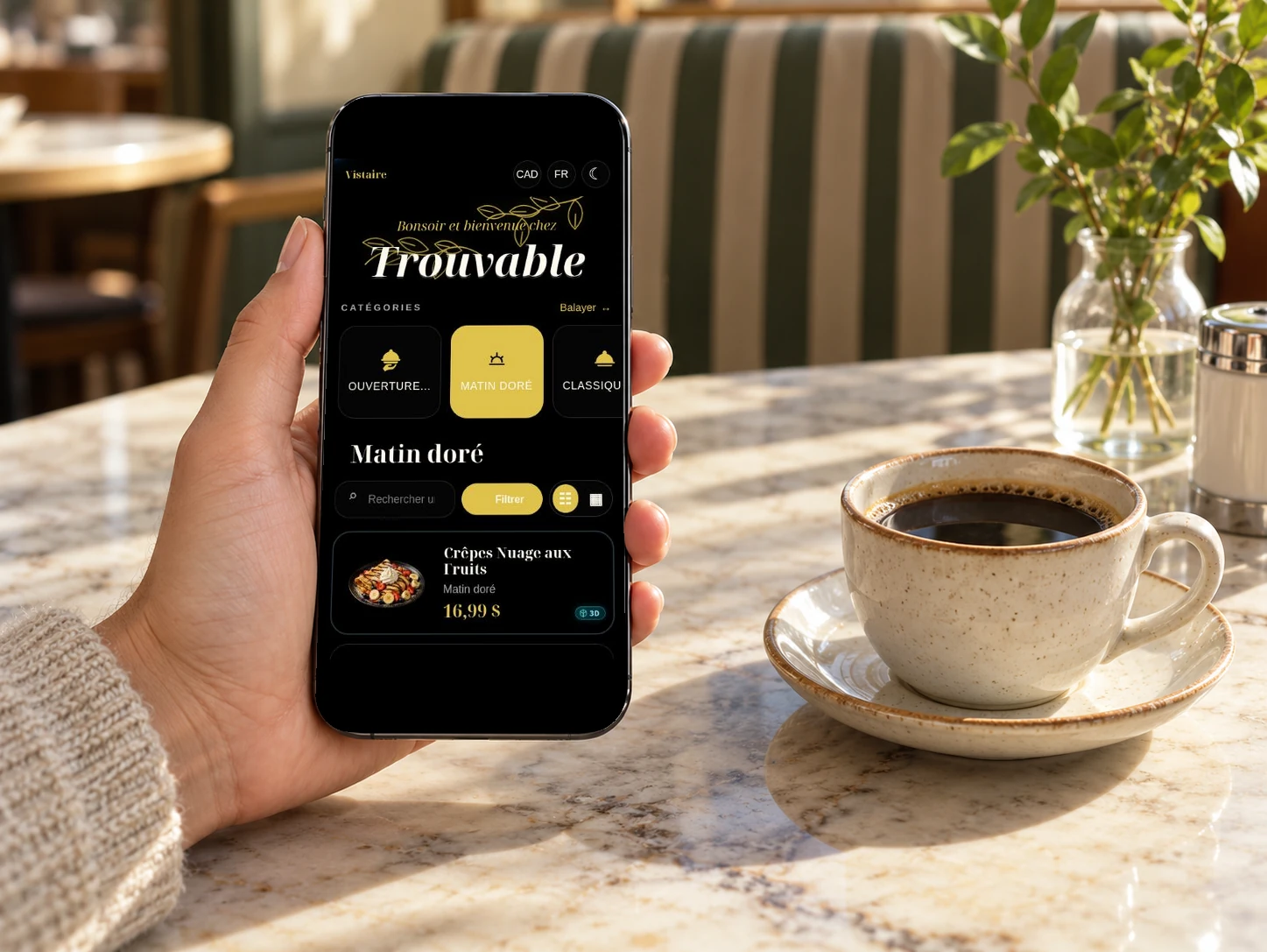 Catégorie Matin doré du menu Trouvable sur un téléphone à côté d’un café