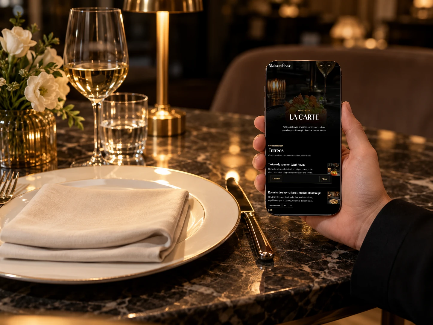 Carte Maison Élyse ouverte sur téléphone au-dessus d’une table dressée