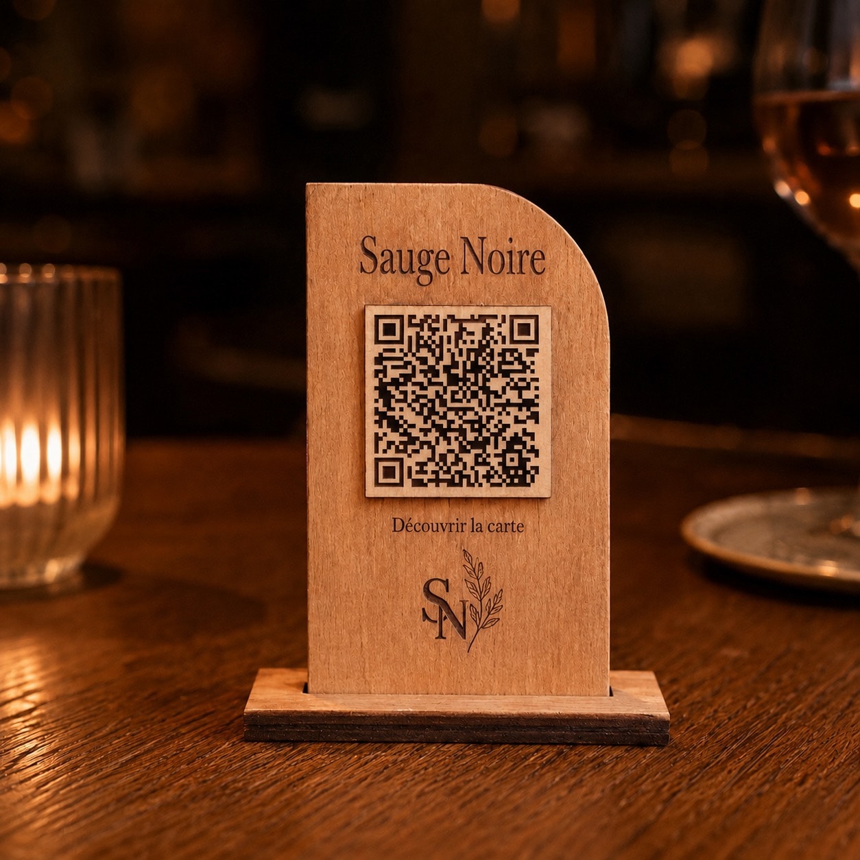 Support QR Vistaire Sculpté en bois avec coin supérieur arrondi