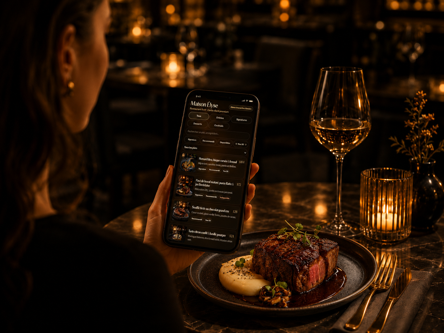 Cliente consultant une carte digitale Vistaire dans un restaurant sombre