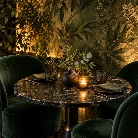 Table intime aux assises vertes et aux feuillages, inspirée de Sauge Noire